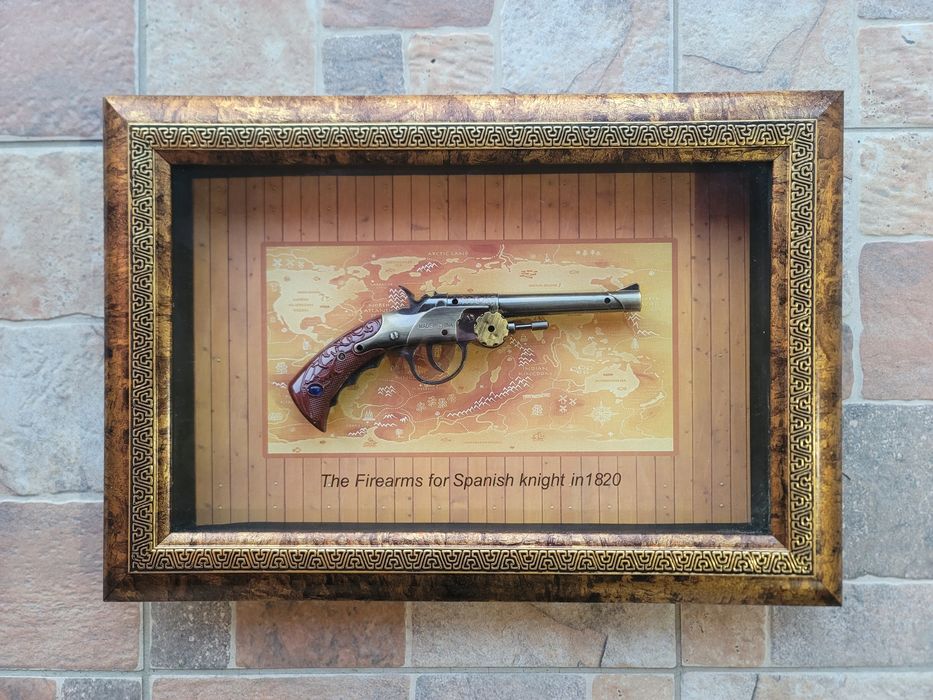 Tablou tip panoplie cu pistol decorativ