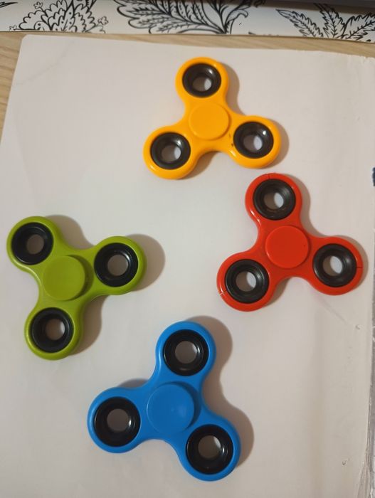 Set 4 Fidget Spinner de  diverse culori