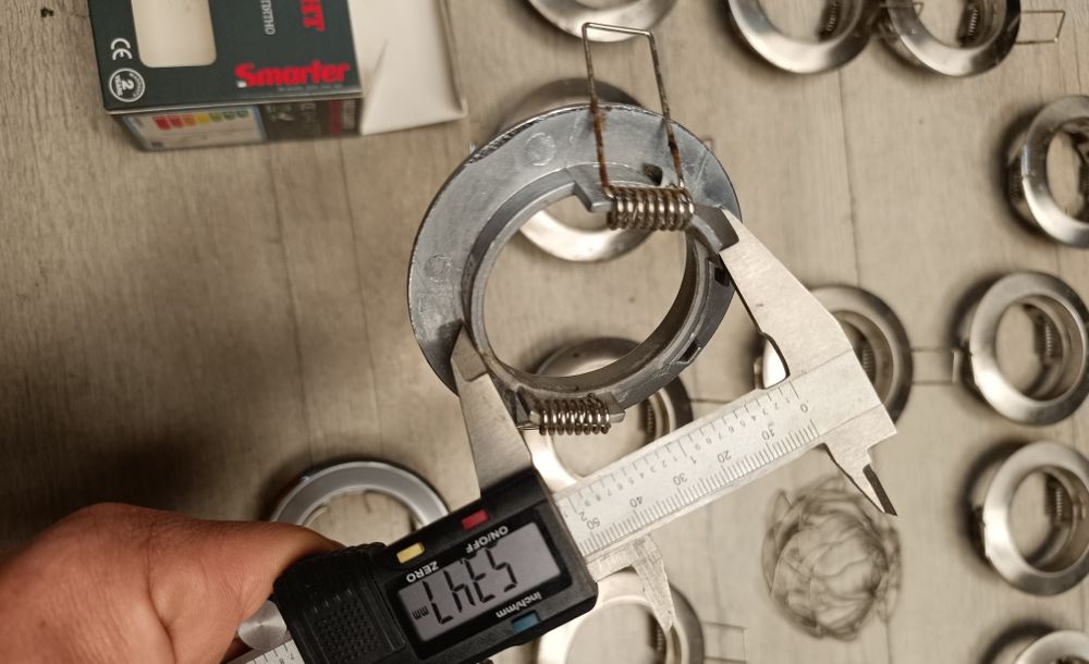 Spoturi tavan ,becuri