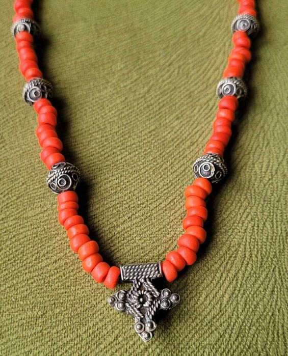 Colier tribal/tuareg din coral, vintage din anii '70