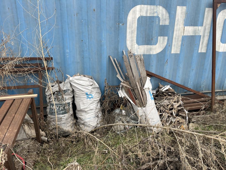 Деревянные поддоны, дрова и отрезки досок