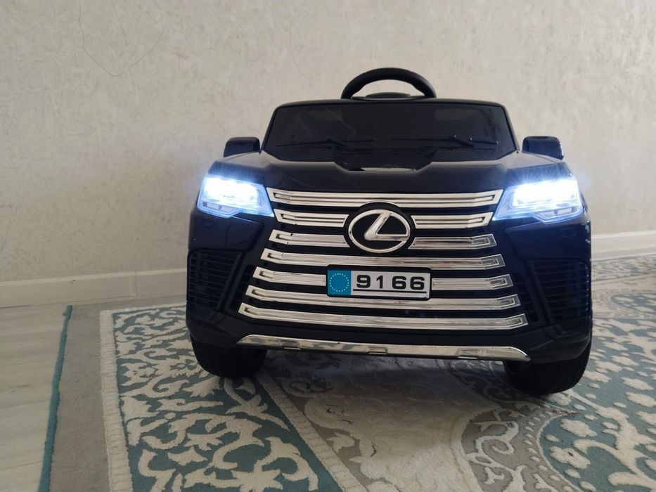 Электромобиль Лексус чёрный