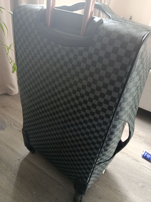 Продам чемодан, размер л