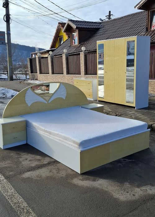 Vand set de Dormitor italian cu un Design elegant si rafinat. Model lu