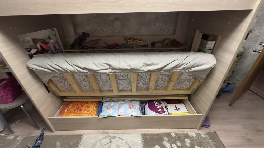 Продаю двухъярусный диван-кровать