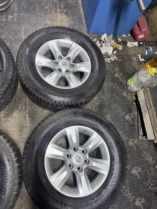 Диски Прадо  р17  оргинал  с шинами Нокйан