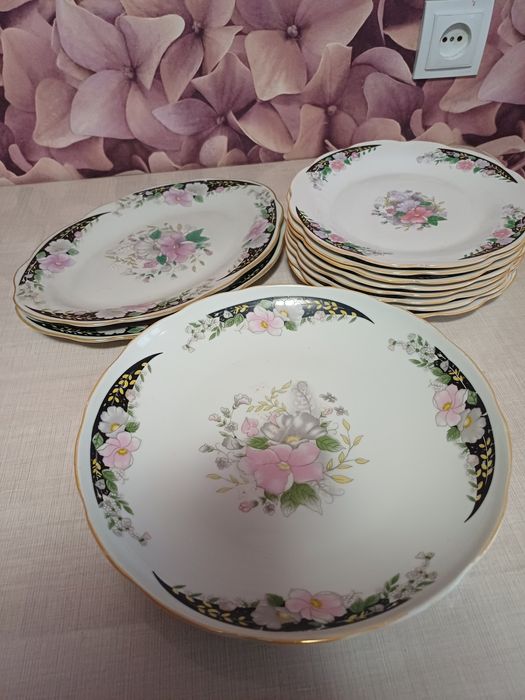 Набор посуды.Блюдо,тарелки 8 шт,тарелки для  нарезки 2шт