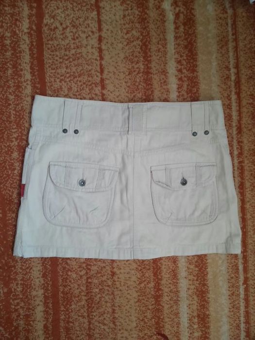 Къса пола в бежаво