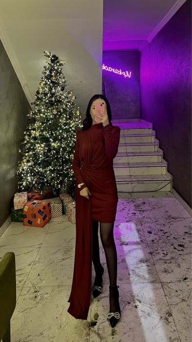 Нарядное бордовое платье