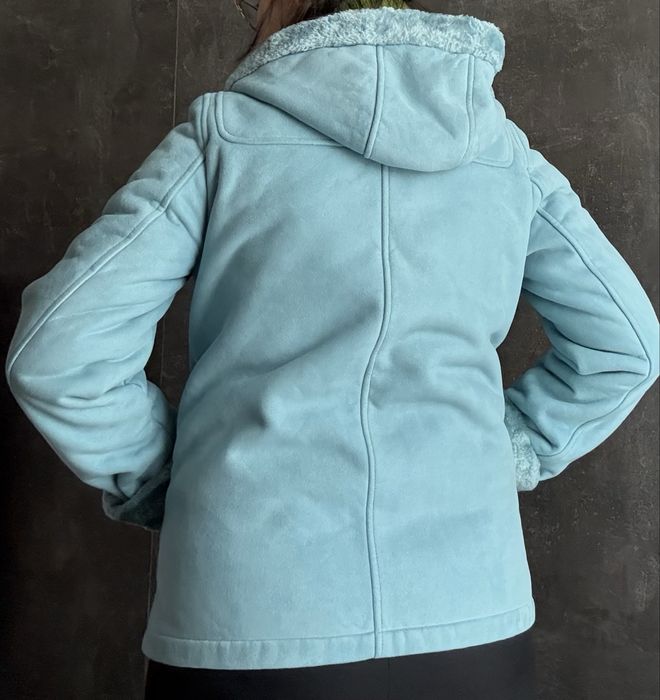 Дублёнка в XS/S размере нежно-голубого цвета.