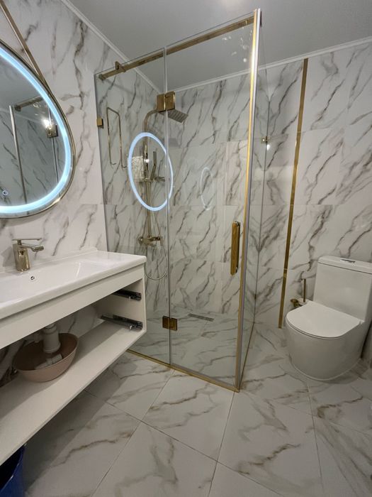 Стеклянные душевые кабины