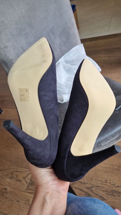 Vând pantofi NOI, eleganti, mărime 40