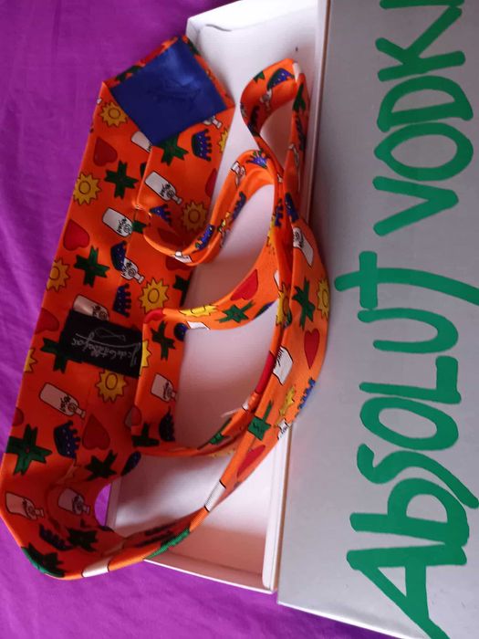 Cravată promo de petrecere, cu imaginea unor sticle, nouă, la cutie