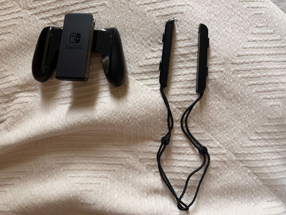 Консоль Nintendo Switch OLED в красном цвете