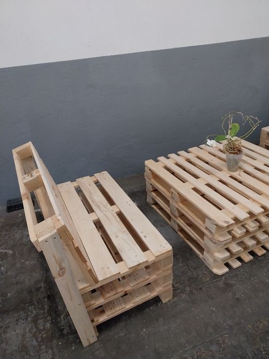 Пейки от чисто нови палети.