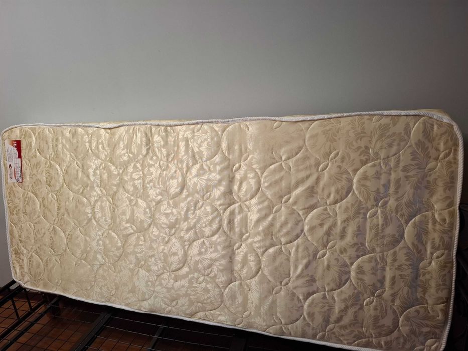 Продам почти новый матрас.