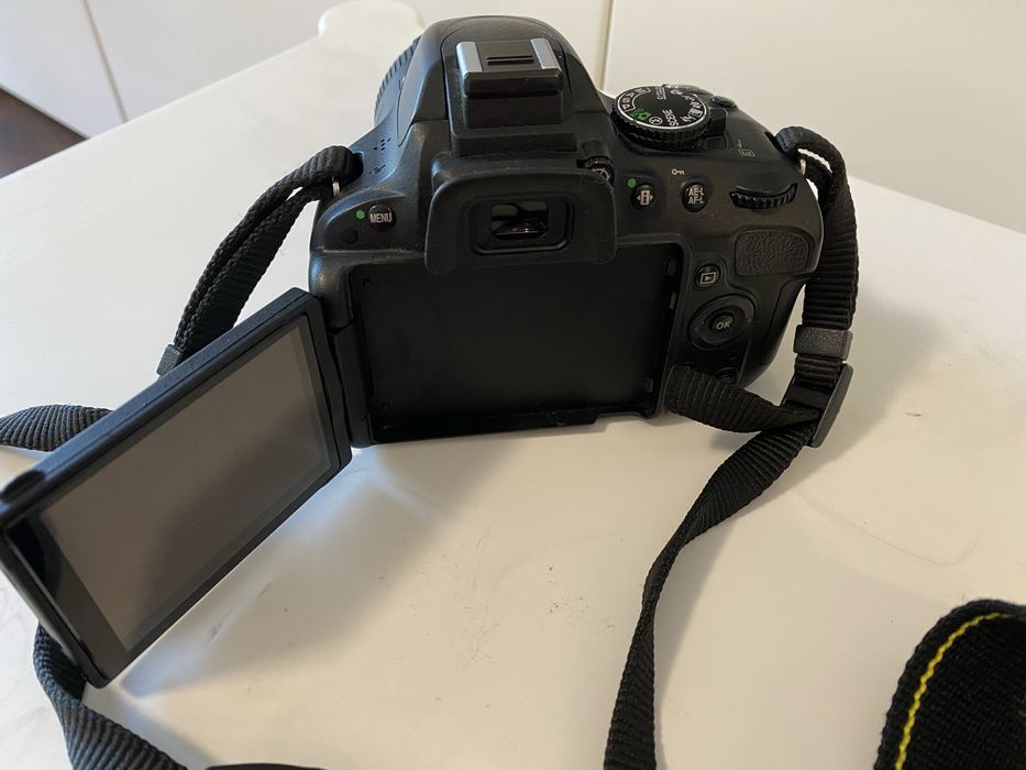 Nikon D5100 с китов обектив и аксесоари