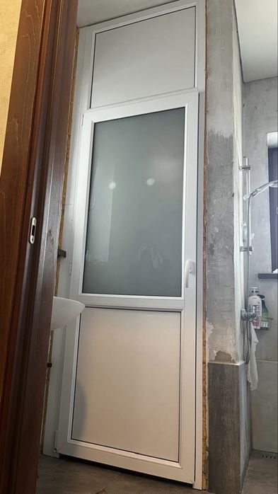 пластиковая дверь