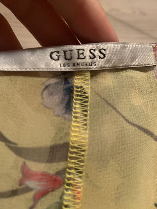 Maiou Guess,in conditii foarte bune,purtat de cateva ori ,fara defect