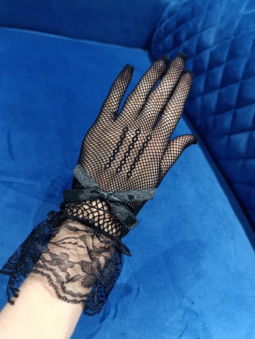 Роскошные женские перчатки в белом и черном цвете