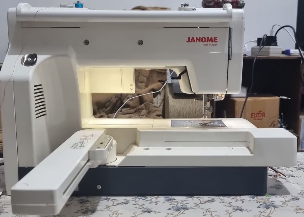 Janome Memory Craft 11000 (Компьютерная швейная машина с экраном)