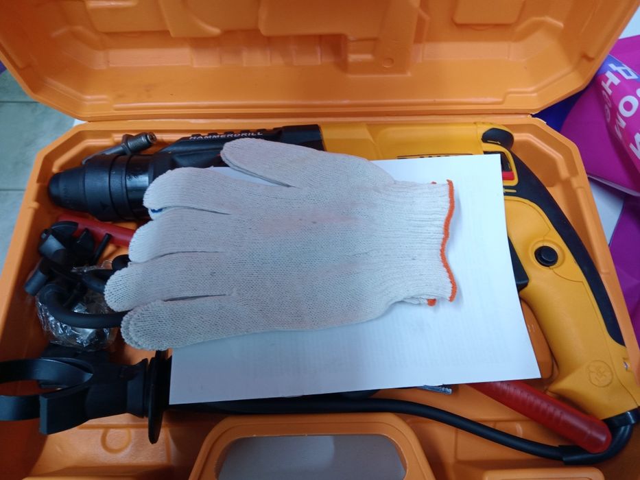 перфоратор Dewalt продается в комплекте пики, буры, перчатки