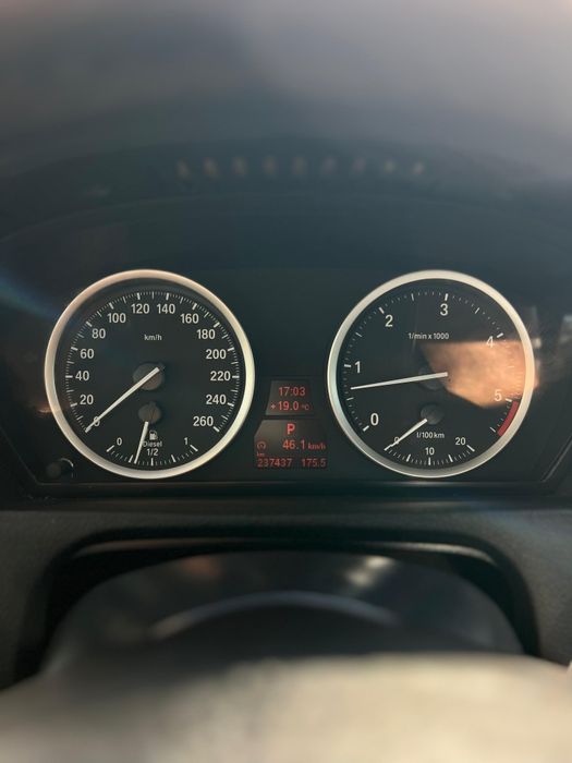 Vând autoturism x6 Alb servis făcut in reprezentanta