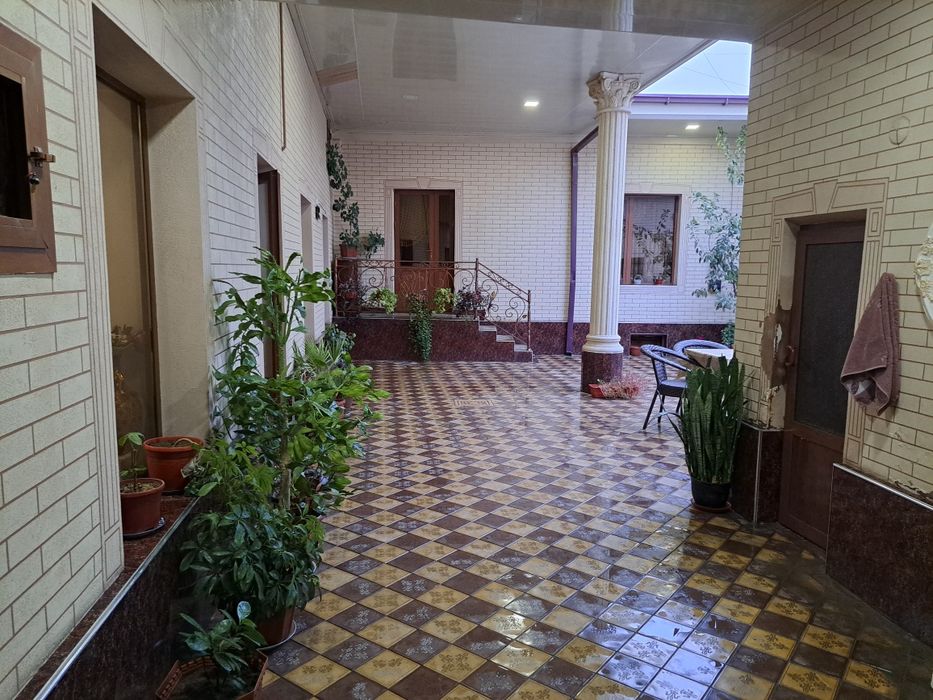 Ajoyib figurali joja kiyinish xonasida silkinadi.