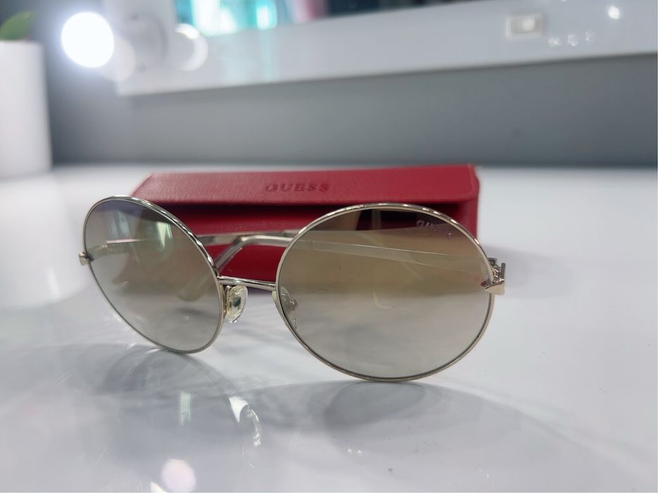 Оригинални слънчеви очила Guess с калъф