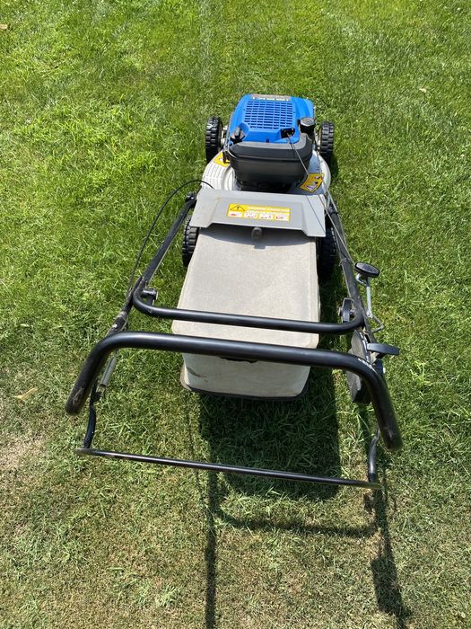 Masina ge tuns iarba pe benzina cu tractiune !