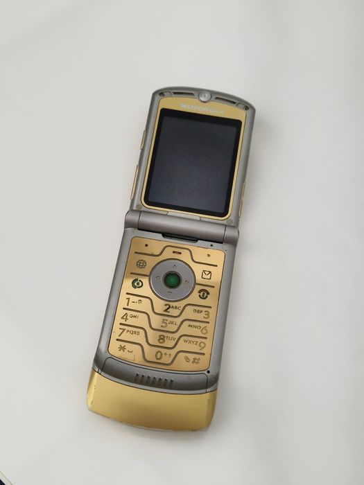 Telefon Motorola v3 Dolce Gabbana  - display foarte întunecat