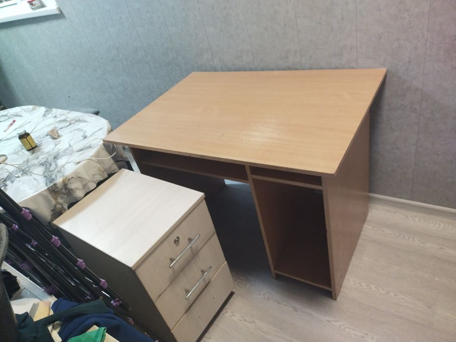 Продаю стол и тумбочку