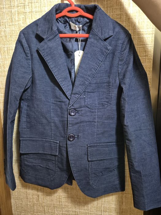 Продаётся  новый пиджак на мальчика, материал джинсовый