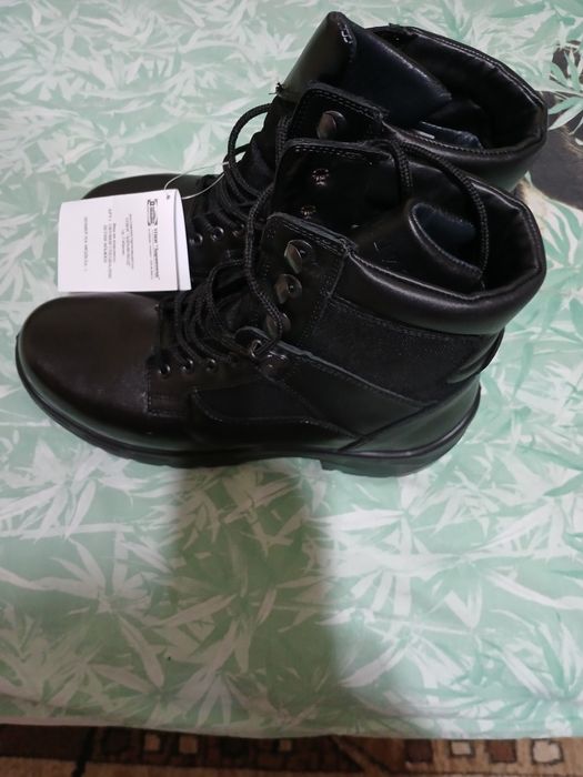 Чисто нови черни боти