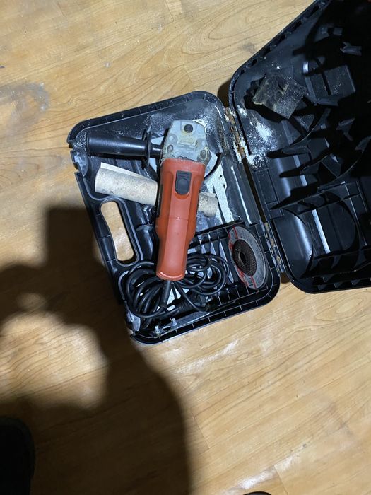 Болгарки BLACK & DECKER KG 915.