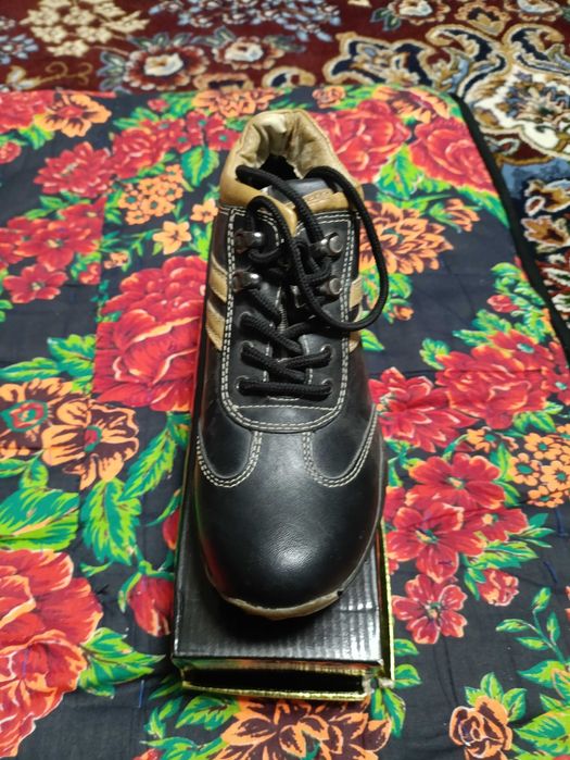 Усмир боллар кроссовкаси