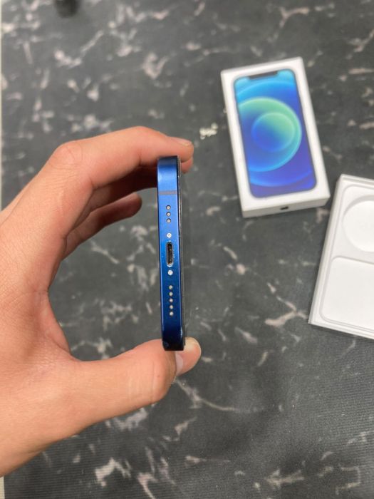 Продаю iphone 12 айфон