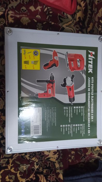 Vînd geanta de aluminiu cu scule