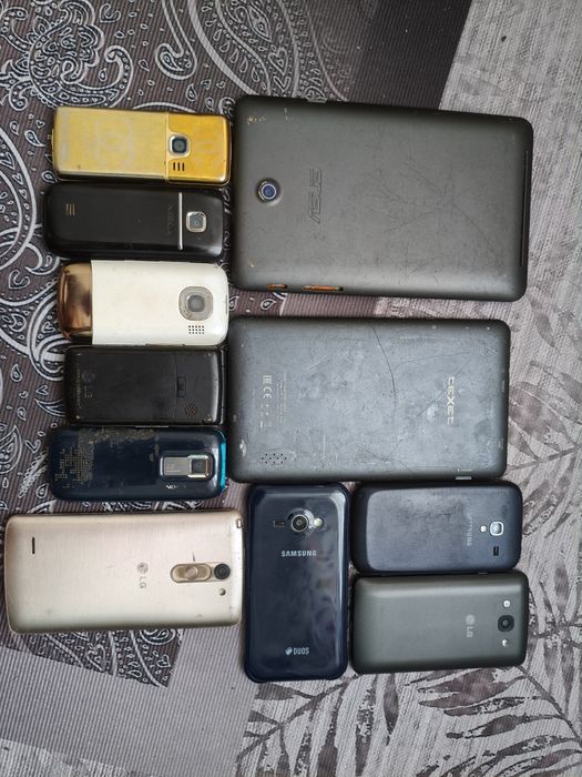 Продам телефоны на запчасти