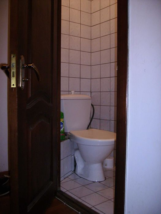 кровать в комнате