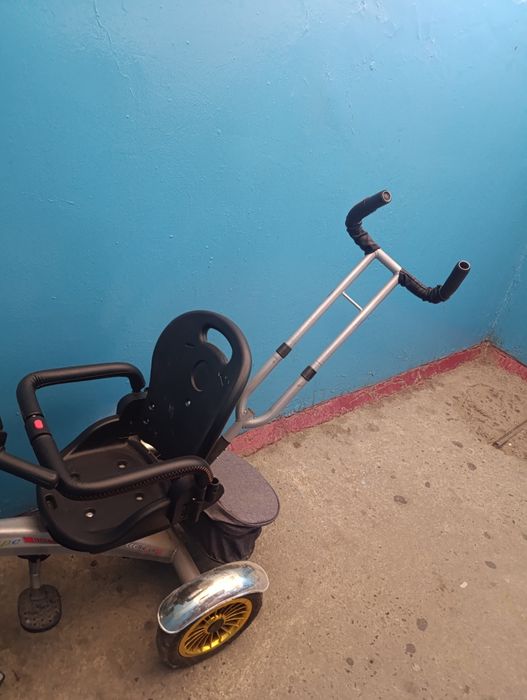 Трёхколёсный коляска