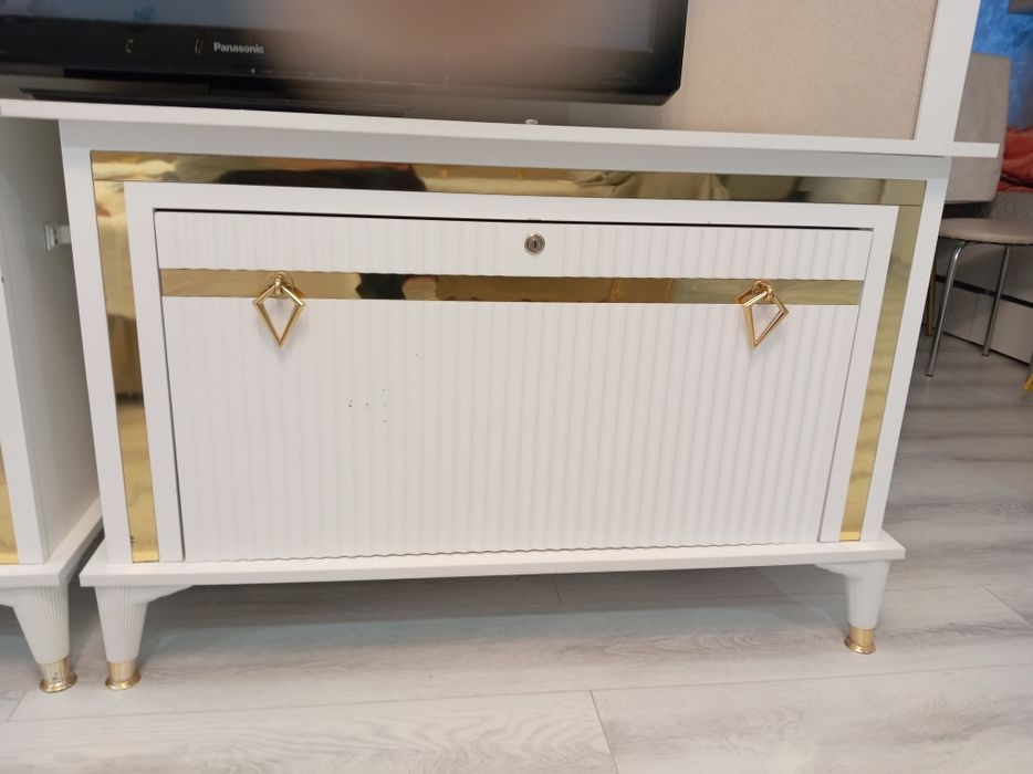 Продам комод. Цвет белый МДФ, фурнитура под золото, закрывается на клю