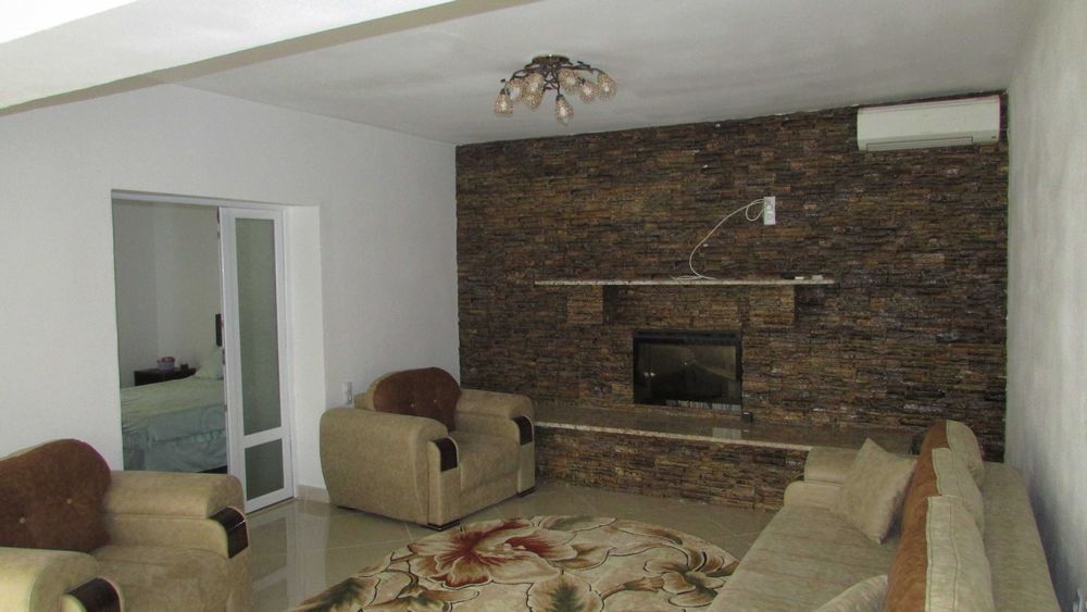 casă cu 3 corpuri de clădiri  Deva Cristur