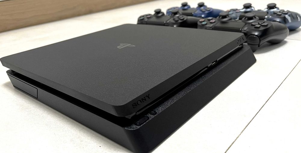 Play Station 4 Slim 500GB + 4 gamepads