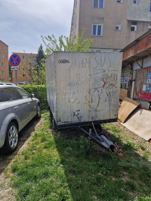 Vand remorca inchisa