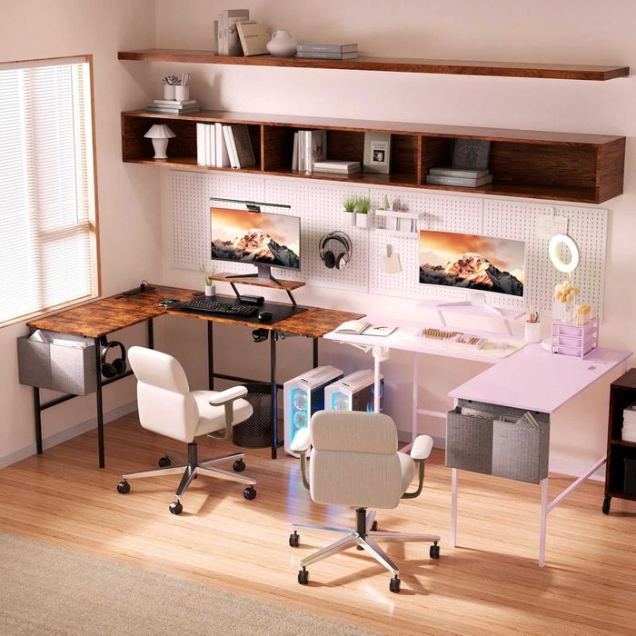 Birou gaming in forma de L, extensibil 120–150 cm, reversibil, cu lumini LED RGB, prize si incarcare USB, culoare maro