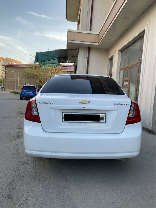 Lacetti 1.8 sotiladi