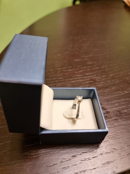 Продавам годежен пръстен