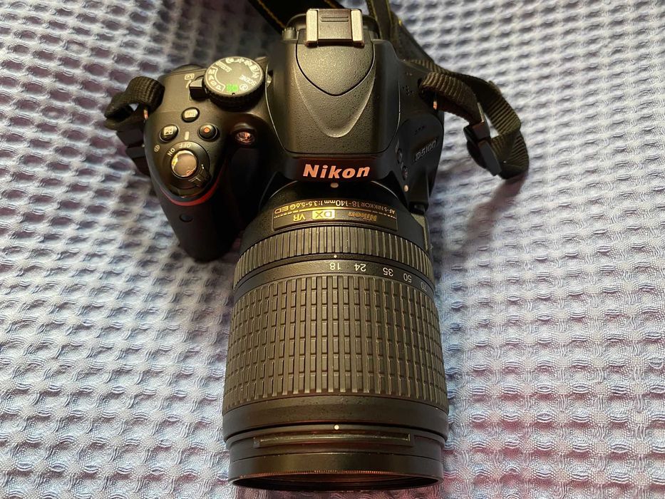 Nikon D5100 + AF-S NIKKOR 18-140mm
