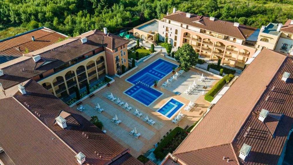 Просторен едностаен апартамент с частична гледка море, к-с „Галерия“